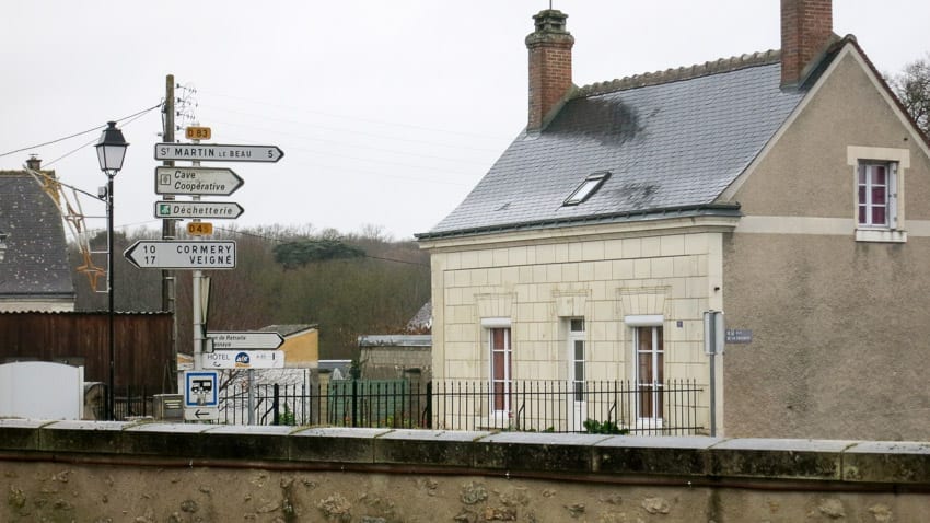 signs pointing to saint-martin-le-beau in the Loire Valley