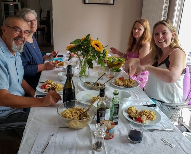 Hosting a dinner party in Saint-Martin-le-Beau