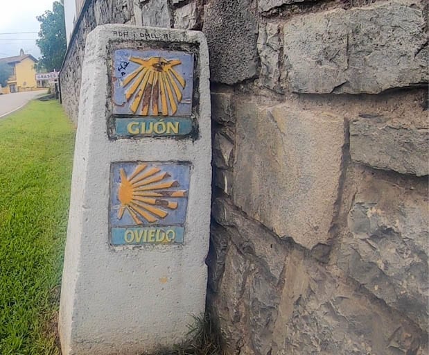 A sign announcing a detour on the Camino del Norte to the Camino Primitivo