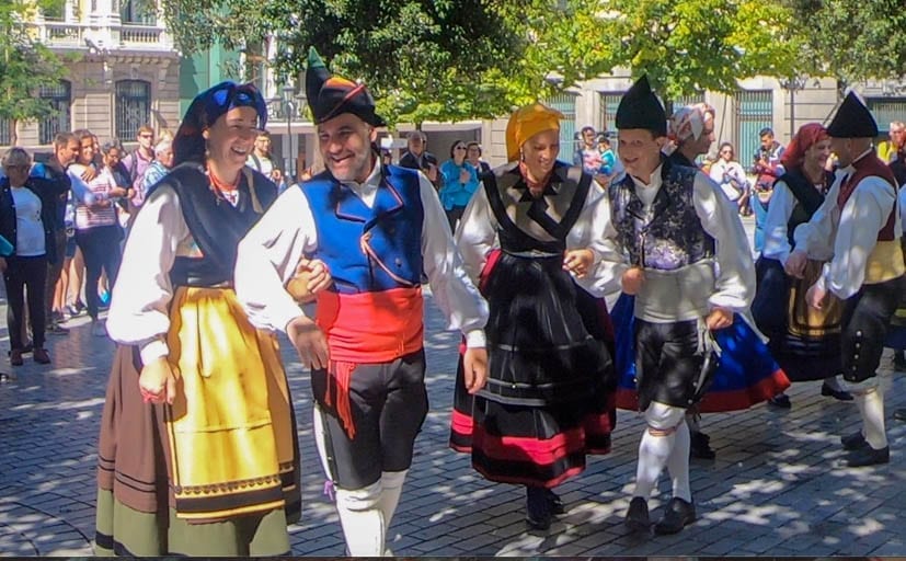 Dancers in Oviedo