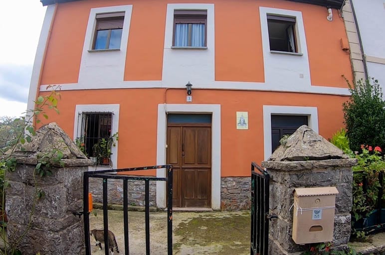 the red and white house on the camino del norte where a church key is kept