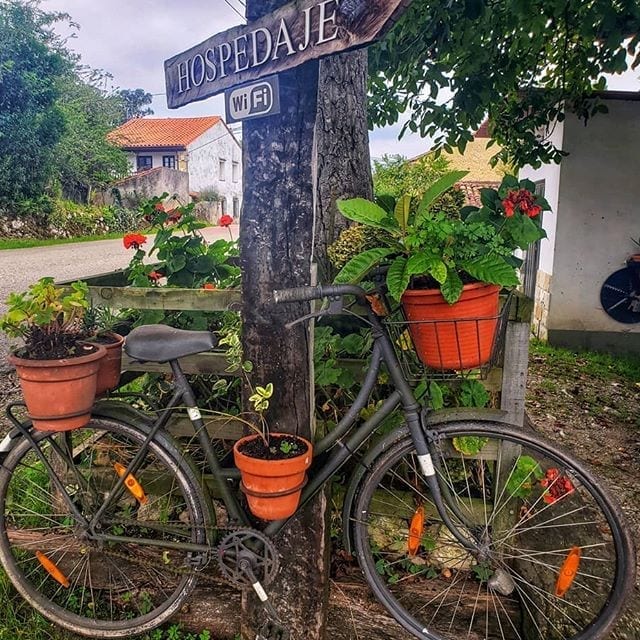 A welcome sign for an albergue along the Camino del Norte